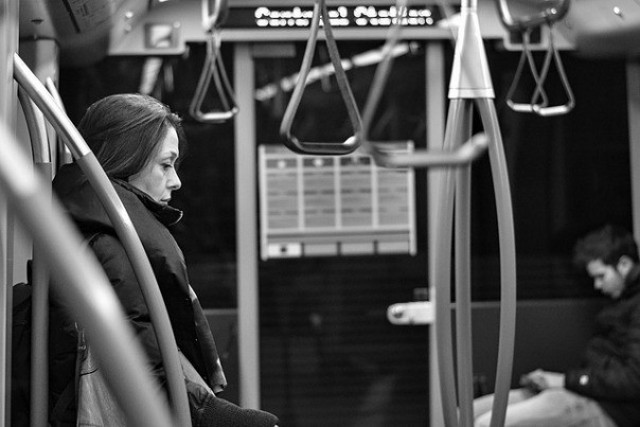 femme-dans-le-metro